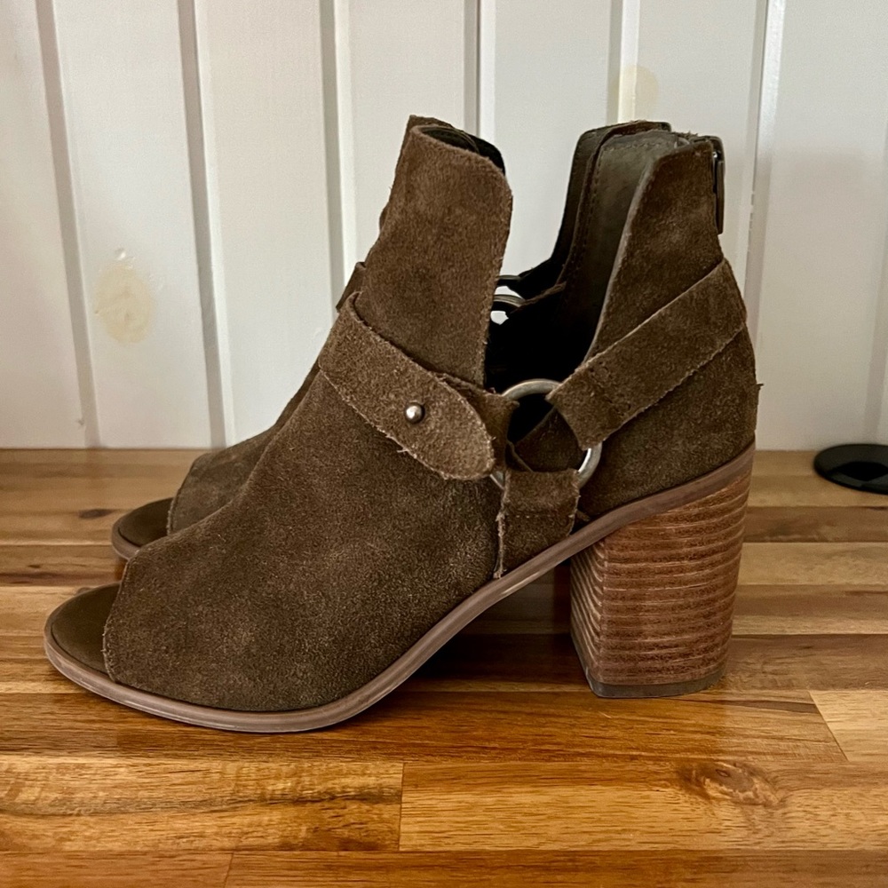 Size 7 Crown Vintage Peep Toe Heeled Booties